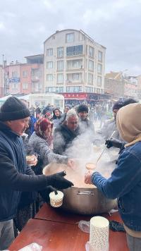 Burdur Belediyesi’nden Sıcak Çorba İkramı