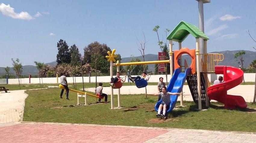 Burdur’da çocuklar güneşli havanın keyfinin çıkarıp, gönüllerince eğlendi