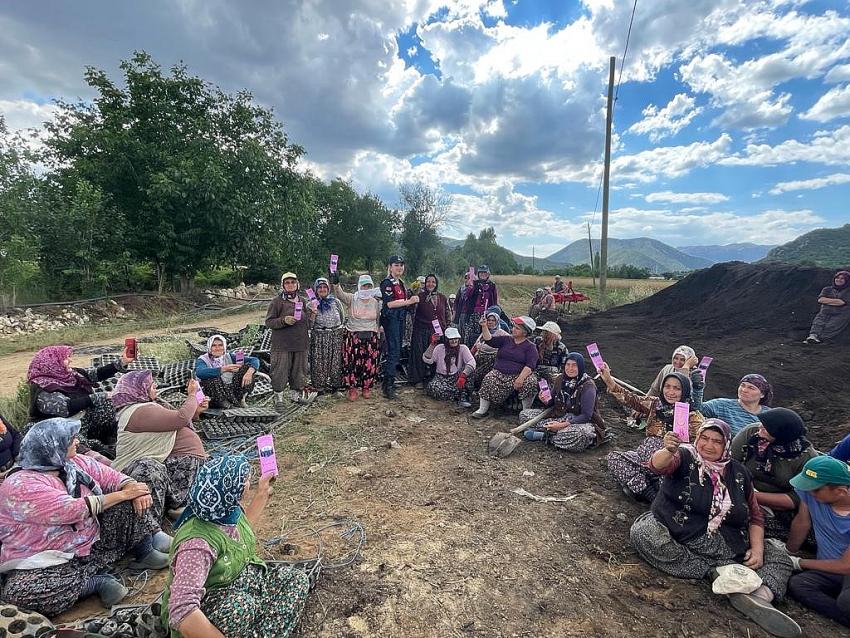 BURDUR’DA EMEKÇİ KADINLARA KADES UYGULAMASI TANITILDI