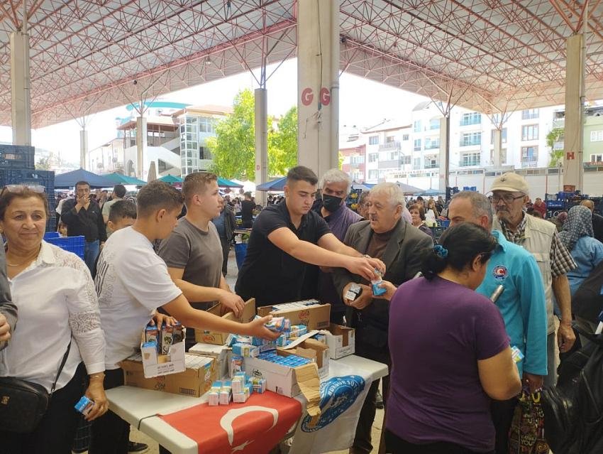 Süt tüketimini teşvik için süt dağıtıldı