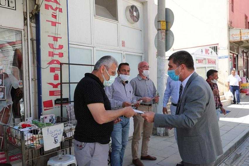 Burdur Belediyesi Esnaflara 2000 Adet Bayrak Dağıttı