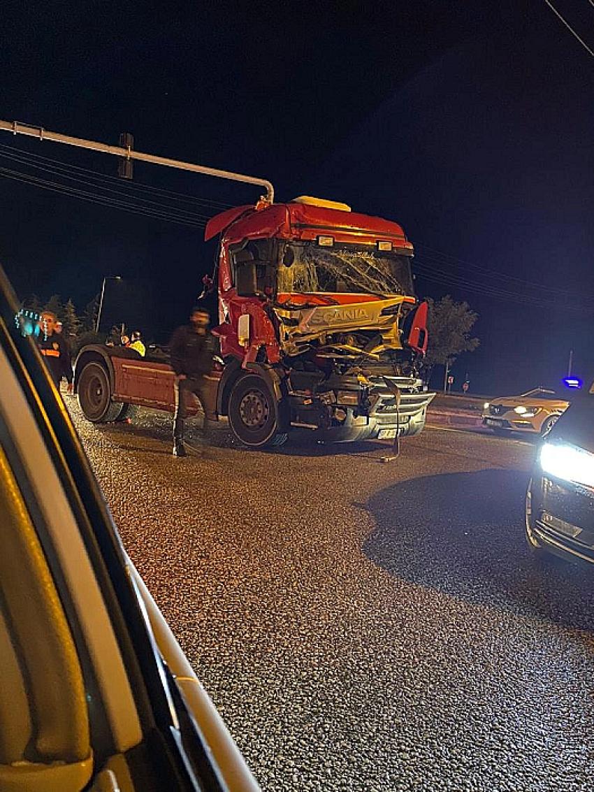 Burdur'da Tır, kırmızı ışıkta bekleyen araçlara çarptı!