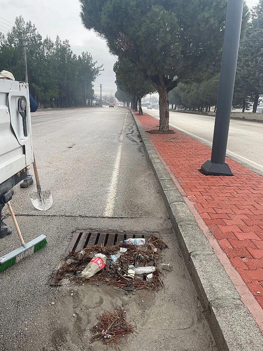 Burdur'da şehir merkezindeki ızgaralar ve rögarlar temizleniyor