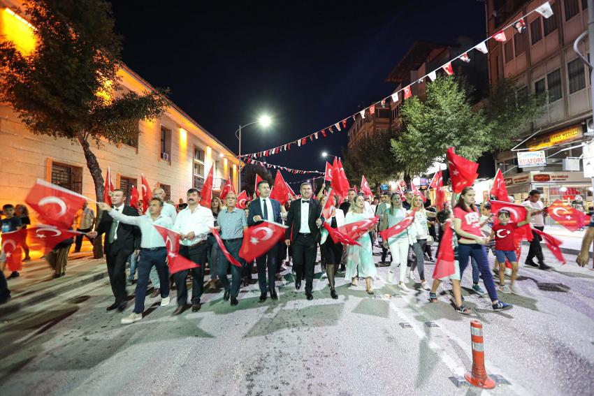 BURDUR’DA ZAFER COŞKUSU KORTEJ İLE TAVAN YAPTI